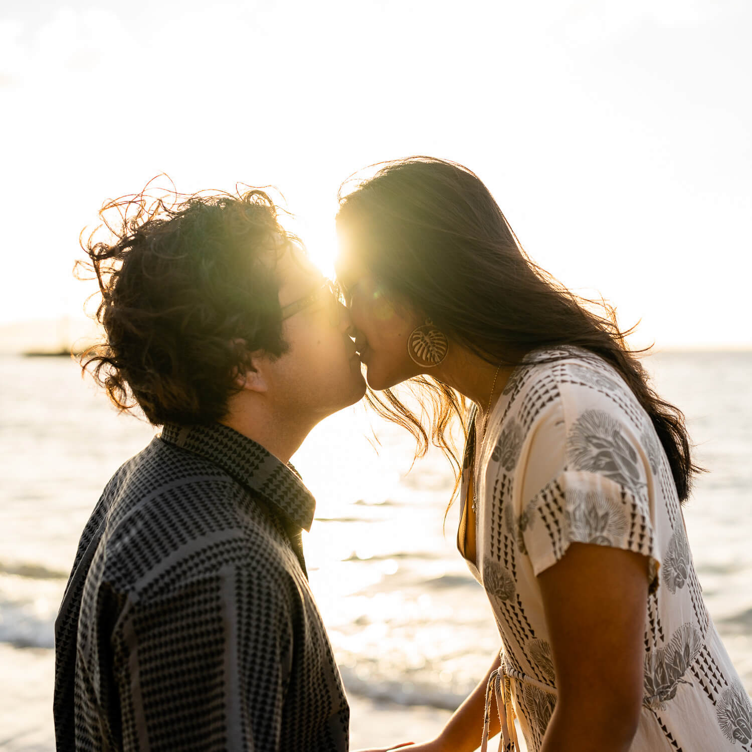 First kiss at sunrise, couples photo shoot behund the Kahala Regency.