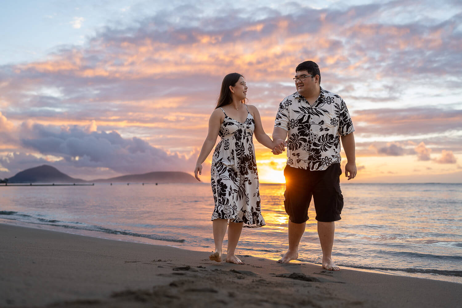 Couples photo session in the back of The Kahala resort on Oahu.