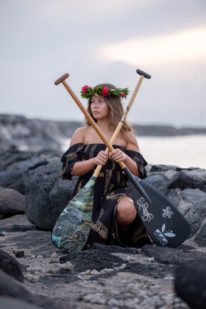Senior portrait photographer at Magic Island near waikiki.